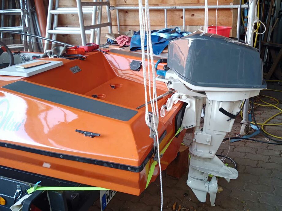 Elektro Außenborder am Boot montiert